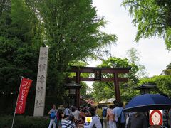 根津神社にやって来ました。
天気も良いし今日は沢山歩くぞ〜♪