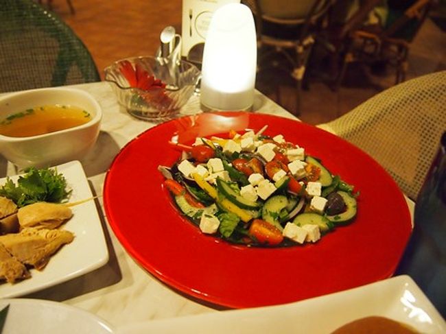 今回ここで一番美味しかったのはギリシャサラダ<br /><br />チキンライスもあれば、ハンバーガーもピザもパスタも・・・なんでもあります。<br />値段もホテル内としたらそんなに高くはなかったと思います。