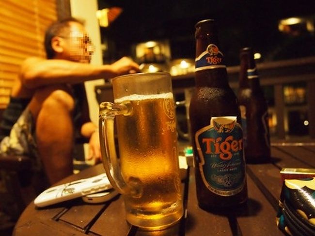 部屋のベランダ。<br /><br />ビールがメインになってしまっていてすみません(^_^;)<br /><br /><br />広くはありませんが、テーブルと椅子２つ。