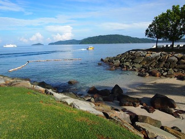 メインプールのところにある人口ビーチ。<br /><br />私たちはやっていませんが、シュノーケリングもできるみたいです。<br />でも、浮きのところまで。<br /><br />ただ、魚が見れるよって程度だと思います。