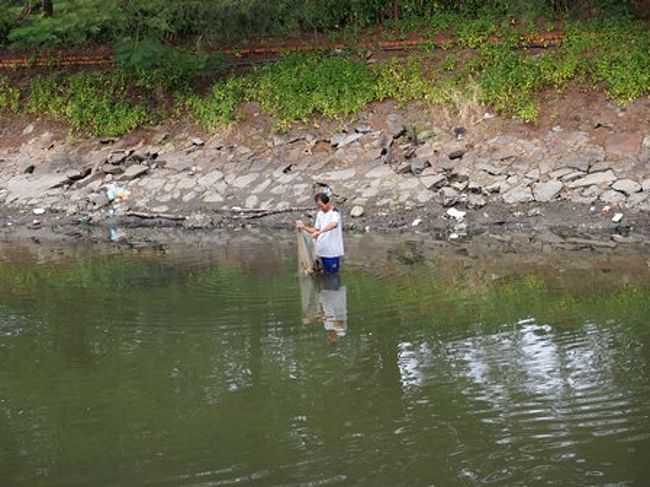 こんな干上がった川で魚をとっている人もいたりして・・・