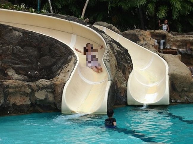 メインプールの他に子供向けのプールもあります。<br />小さいながらもスライダーもあったりして。<br /><br />子供連れはこちらに集中していました。