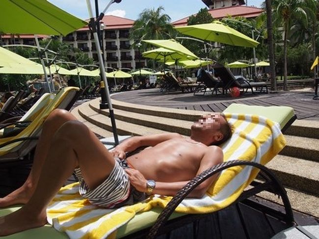 天気が良いとこんな感じ。<br /><br />パラソルの感覚はかなり狭めなので、<br />チャイニーズとかが近くに来ると・・・最悪。