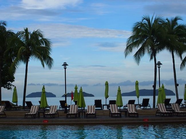 マジェランのメインプールとプールサイド<br /><br />プールの向こうは海。<br />サピ島とか他の島も良く見えます。