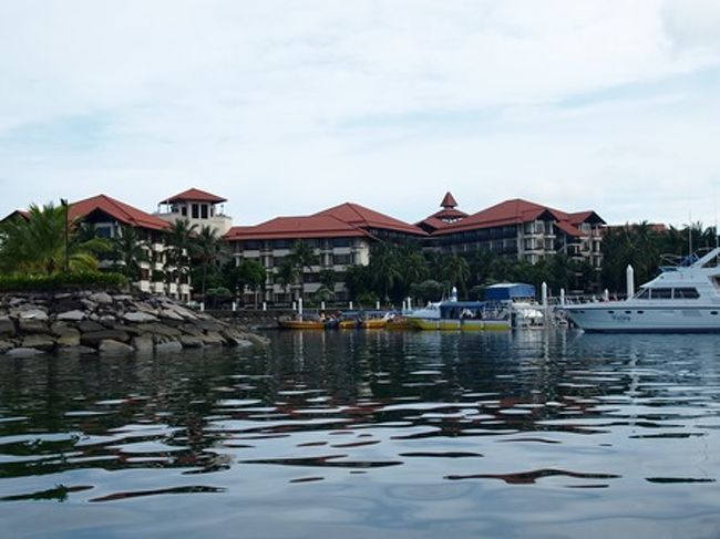 ハーバーがあるおかげで離島にはすぐに行けるという利点が<br /><br />ハーバーにあるシークエストまではマジェランからも徒歩５分程度。