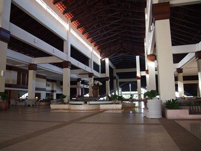 ロビーも広い。<br />これを見てしまうとパシフィックに泊まる気にはなれません。<br /><br />開放的で南国気分が味わえるロビー。