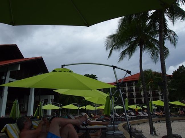 メインプール<br />ビーチチェアはたくさんありますが、良いところはすぐに埋まってしまいます。<br /><br />