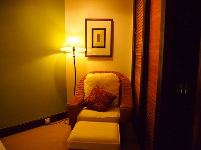 お部屋は真四角ではありません。<br /><br />ベランダへの扉の前にはソファーが１つ。<br />オットマンもついているので寛ぐには◎