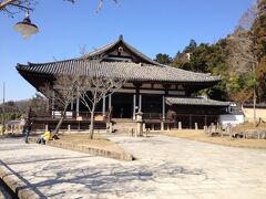 三月堂到着。
三月堂は、お水取りの二月堂への登り口にあります。