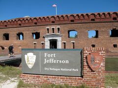 船着場の目の前がジェファーソン砦（Fort Jefferson）です。
この島全域を含めて、ドライ・トートゥガス諸島の全7島が国立公園に指定されています。

公園名： ドライ・トートゥガス国立公園 （Dry Tortugas National Park）
制定年： 1992年 （1935年にジェファーソン砦国定公園として指定）
所在地： フロリダ州
他の指定： ユネスコ生物圏保護区（1976年）
特徴： キーウェストから西に109キロ離れたドライ・トートゥガス諸島7つの小島
見どころ： ① ジェファーソン砦（南北アメリカで最大の石造建築物）、② バードウォッチング （セグロアジサシの重要な繁殖地、毎年10万羽が飛来）、③ シュノーケリング （珊瑚礁、熱帯魚、海亀）
