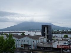 下道で鹿児島市内へ。
夕方の為、渋滞！

ホテルの駐車場から見える桜島

活動中の為、火山灰がすごい！