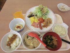 朝食はホテルバイキング(7:00～9:30)です。
焼魚や卵料理、サラダ.ソーセージ.ベーコン.カレーなどの他に沖縄料理もありましたので紹介します。

☆チキアギー
→沖縄風のさつま揚げです。
　本当は琉球から薩摩に渡り、つけ揚げになり、それがさつま揚げとして日本各地に広まったそうです。

☆ゴーヤチャンプル
→もうおなじみの料理ですね。
　チャンプルとはごちゃまぜ、炒め物の事を意味します。

☆フーチバージューシー
→よもぎの入った沖縄風のおじや。
　よもぎの事をフーチバーと言うそうです。

☆ゆし豆腐
→豆乳ににがりを加えただけの豆腐。

☆シークワッサージュース
→和名ヒラミレモンと言います　琉球地方、台湾に自生するミカン科の木になる果実の酸味豊かなジュースです。

昨年と内容は同じでしたが、3900円でこんなに食べられて満足です。