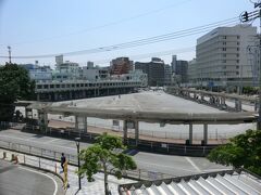 那覇バスターミナル跡です。
戦前、ここに軽便鉄道‘那覇駅’がありました。
戦争で破壊され、跡地が1959年(昭和34年)那覇バスターミナルとなり、ここから沖縄本島各地へ向かうバスが発着していましたが、再開発の為、4月5日をもって閉鎖されました。
新しいバスターミナルは地上11階建ての複合施設となり、2018年4月以降の完成となるようです。
