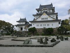 15:30
岸和田のシンボル‥‘岸和田城’です。
岸和田城は楠木正成の一族.和田高家が築いたのが最初と言われ、寛永17年(1640年)に岡部宣勝が入城。
以後明治維新まで230年間、岡部氏13代がこの城で岸和田藩を統治しました。
今の天守閣は昭和29年に再建されたものです。