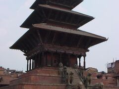 バクタプルのランドマークとも言えるニャタボラ寺院。
1702年にプパティンドラ・マッラ王により建立されたカトマンズ盆地で一番高い30mの寺院。街の外からでも見ることができる。