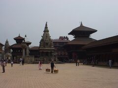 右の2層の寺院はバクタプルのパシュパティナート寺院。寺院の中ではバクタプル最古のものであるといわれており、1492年に建立された。ヒンドゥー教の神、シヴァの化身のひとつであるパシュパティを祀っている。