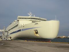 16:45
泉大津港に着きました。

ジャーン！
平成27年1月22日に就航したばかりの、阪九フェリーの新造船‘いずみ’(15897t)です。
なんだか、ずんぐりしていますね。
これに乗る為に沖縄から関西に戻って来ました。