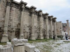 さてと、コロナキ広場に戻る時間もないので、モナスティラキ広場近くのハドリアヌスの図書館に来ました。