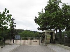 古代アゴラの入口到着！

門の向こうに何やら横たわっているものが。。。