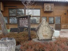 駅前にさっそく道祖神

安曇野はとりわけ道祖神が多いことで知られています

駅前の観光案内所で情報収集して、「ひつじ屋」というお店で自転車を借りて出発
