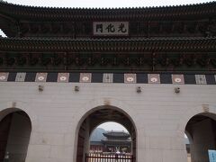 景福宮の入口である迫力の「光化門」です。

遠くからでもその迫力を拝むことができます。
