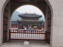 「景福宮」は1395年に李成桂が建てた最古の王宮です。

景福宮内には数多くの文化財があり、敷地内には国立古宮博物館や国立民俗博物館があります。
ソウルに来たら必ず行っておきたい場所ですね。