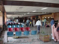 トリブバン国際空港の待合室。
