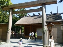 伊勢神宮は撮影禁止場所が多いですね。
基本、神様が居られるとこはダメみたいです。