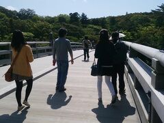 内宮前の宇治橋。
外宮からバスで来ました。
こちらは右側通行で、外宮は左側通行でした。