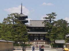 法隆寺。
ここから３日目ですね。
近鉄奈良駅からバスで約１時間。
GWだからしょうがないけど
バスは結構遅れますね・・・
街中は渋滞も激しいし。