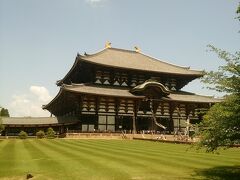 東大寺。
何度見てもこの大仏殿の大きさにはビックリしますよねー。
そして美しい。
ちょうどお祭りの日だったらしく
大仏様の真正面には行けれなかったぁ。