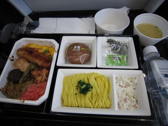 機内食は和食系。いつもじんままとは違うものを選ぶ夫なのに、今回は好み重視なのか、まねっこなのか、同じものにしていました。<br />味噌汁がホッとする味でした。