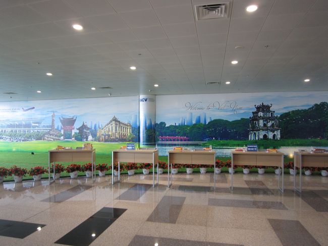 ５時間のフライト。昼間だからか、まったく苦にならなかった。<br />機内では、ビデオ＆ゲームで、退屈することもなく、<br />ノイバイ空港到着。降りた途端、ムッとする蒸し暑さ。<br />これがベトナム、ハノイ？<br />飛行機を降りたときに感じるその国の匂いは、この国ではあまり感じられませんでした。<br />