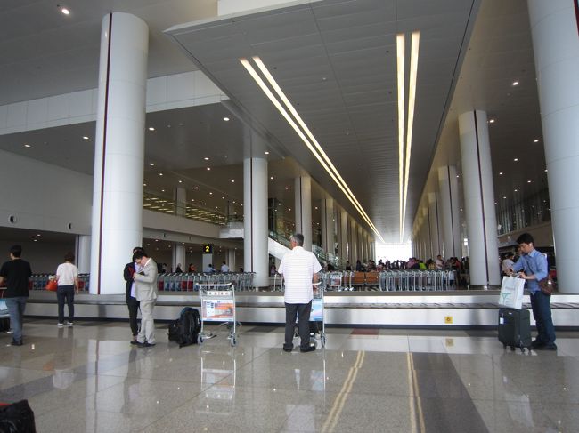 口コミ情報では、荷物が出てくるまでかなり時間がかかるということだったので、<br />まあ、ゆっくり待ちましょう。<br />