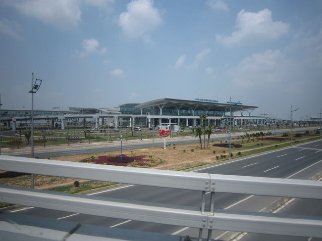 予想に反して、荷物は時間もかからずに出てきました。<br /><br />さあ、空港出発です。<br />送迎タクシーを頼んでいたので、ボードを持ったドライバーさんが待っていてくれました。ホテルまでのアクセスは安心です。<br />無口のドライバーさんで、面倒くさくなく助かりました。<br />