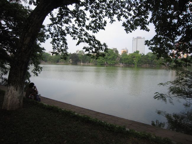 早速ホテルの周りを散策します。<br />ホアンキエム湖という小さな池のような湖に行きました。<br />ホテルからは徒歩５分ほど。一周しても３０分くらいのほんとに小さな湖ですが、<br />穏やかでいい感じです。<br />それにしても・・・暑い！<br />汗が噴き出てきます。