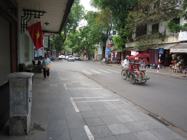 ホアンキエム湖から少し入ったこの辺りはお洒落な店やカフェが並びます。