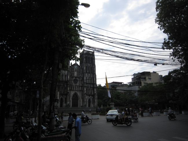 つきあたりは、ハノイ大教会。<br />