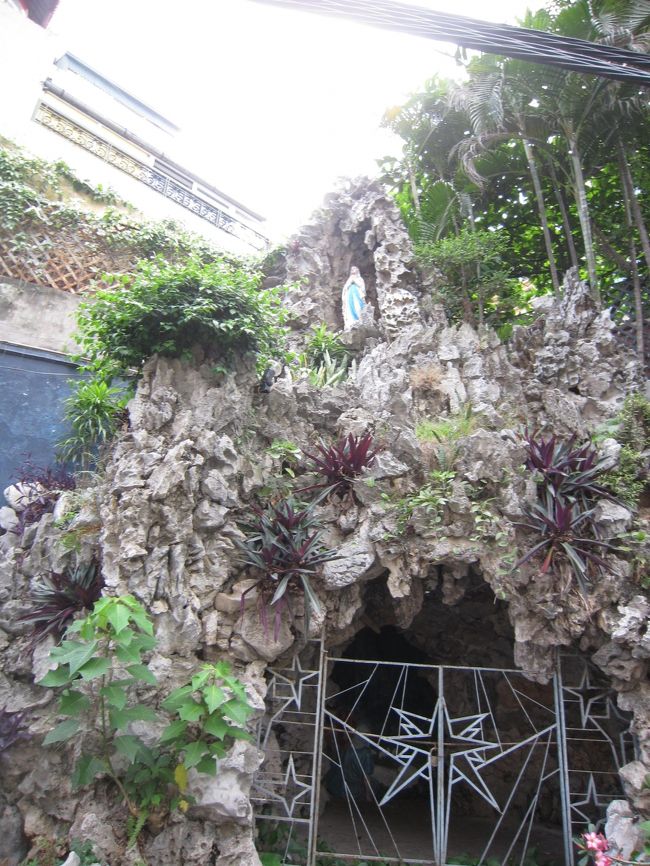 洞窟なのか、防空壕なのか。