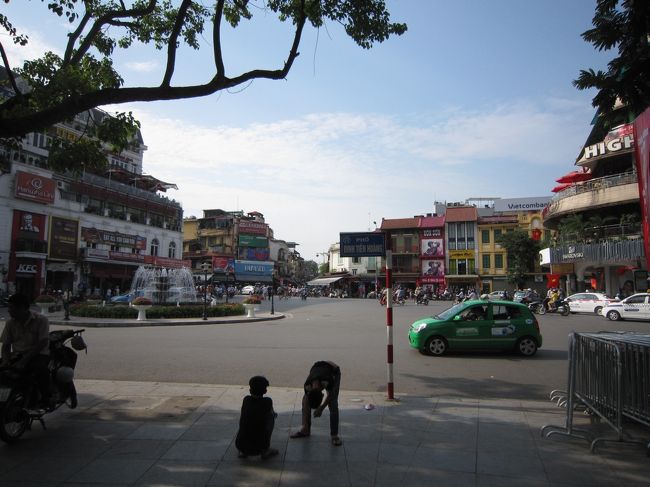 大教会を後に、ホアンキエム湖の北側にやってきました。<br />