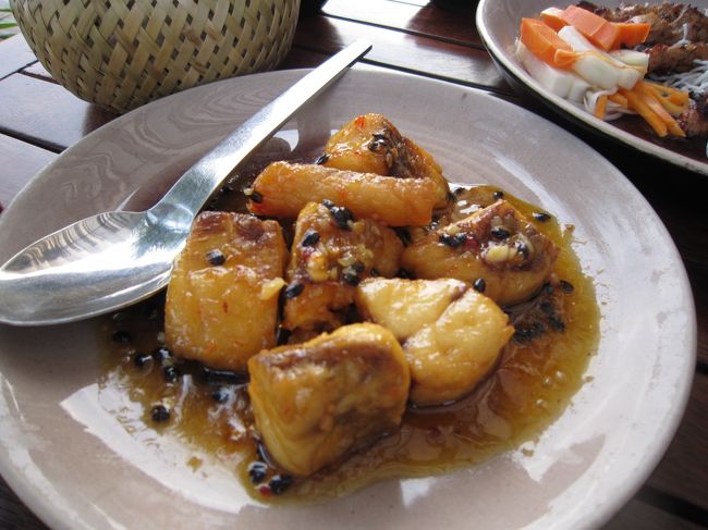 すずきを揚げたものに甘いソースがかかった料理。<br />スチームされたライスと一緒に食べるとおいしいです。<br />ご飯に合う味です。