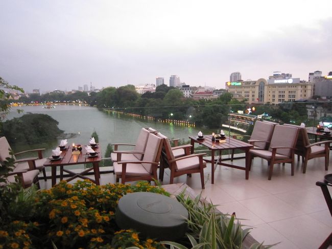 ホアンキエム湖が見渡せる雰囲気のよいレストランという情報で、<br />「カウゴウ」というお店で夕食をいただくことにしました。<br />なかなかよい雰囲気で◎<br /><br />メニューも見やすく、オーダーも困らず。（英語の表記ですが）