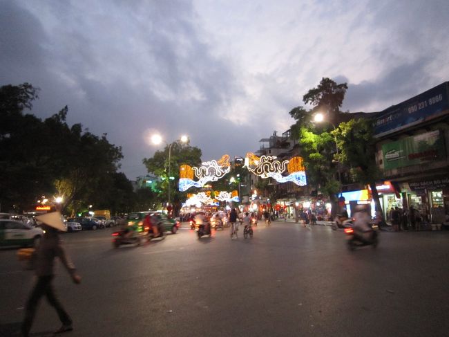 食事の後は、ハノイの夕刻の街を歩きながらホテルに戻り、１日目終了です。