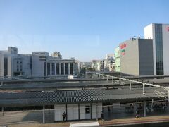 17:28
姫路に到着します。
奥の方に姫路城が見えますでしょうか？