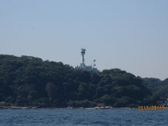 写真のように海上保安庁の海上交通センターがあり、東京湾に出入に出入りする船のコントロールを行っています。古い観音崎灯台は役目を終えて博物館になっているようです。