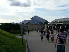 定番の＜美ら海水族館＞。
４時からチケット￥1290で入館しましょう。
駐車場はＰ７が水族館に一番近くて便利よ。