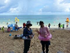 ４歳〜７０歳まで全員で浮輪持参でビーチへＧＯ!!
ｽｲｽｲ~ヾ(￣ー￣*ヾ))))ミ〜〜〜

午前中は海で遊んじゃいます。
ランチはこの日使わなかった朝食券でホテルのランチビュッフェへ。
バタバタしてたので写真は無いですが、いたって普通(笑)

