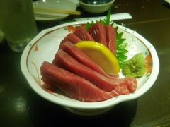 夕飯は予約してあるんだ♪
時間までにホテルに戻って、TAXIを呼んでもらってお店へGO♪

お店は＜恩納つばき＞さん。
昨年来てとっても気に入ったお店なの。
美味しいお魚が食べられる居酒屋。
でもこの日はお魚の入荷があまりなかったようです。

＜スマカツオの刺身＞
ご店主がオススメしてくれました。
はじめて食べましたが、すごい美味しいです。これ!!