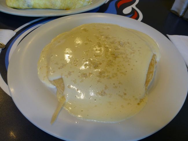 来た来た〜！<br /><br />マカダミヤナッツソースのパンケーキ！<br /><br />パンケーキ2枚にしたので、8.99ドル。<br /><br />夢にまで見たパンケーキ！<br /><br />甘くて香ばしいソースが本当に美味しい。<br />パンケーキもモチモチ〜♪