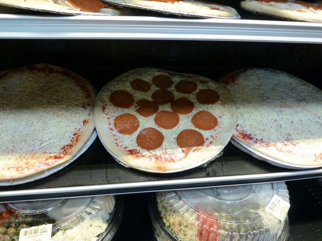 入店してすぐに目に入ったピザ！<br /><br />とっても巨大〜。<br /><br />でもアパートにある巨大なオーブンなら余裕で焼けるな(笑）